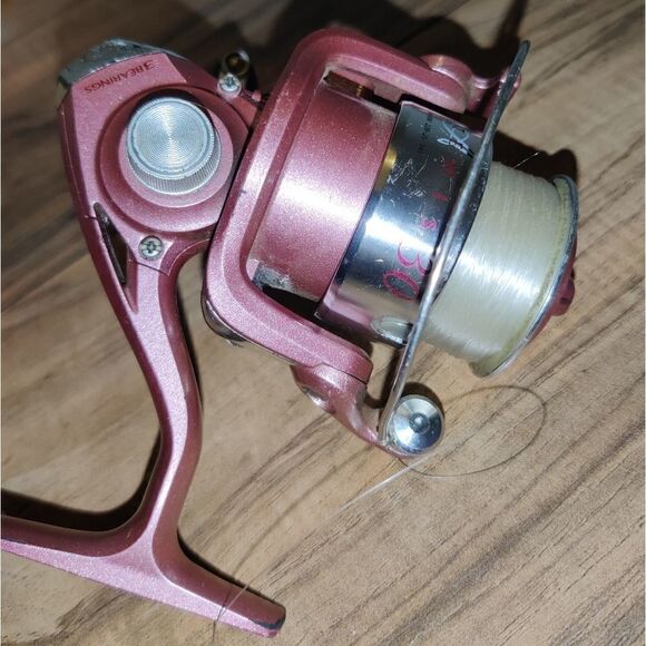 Quantum Artemis ART 30 Ladies Spinning Reel 3 Bearings Rose Pink. Has some wear - Picture 4 of 6
